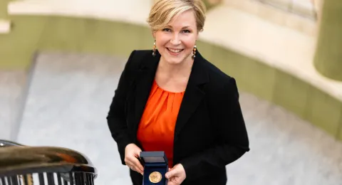 LUT University&#039;s board chair Teresa Kemppi-Vasama and Lahti Medal. Photo: Antti Sihlman/the city of Lahti