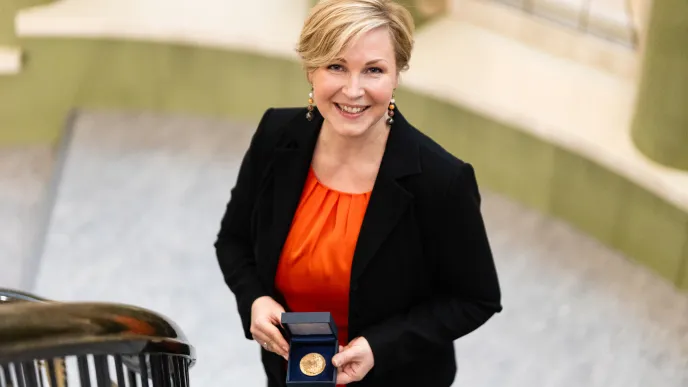 LUT University&#039;s board chair Teresa Kemppi-Vasama and Lahti Medal. Photo: Antti Sihlman/the city of Lahti