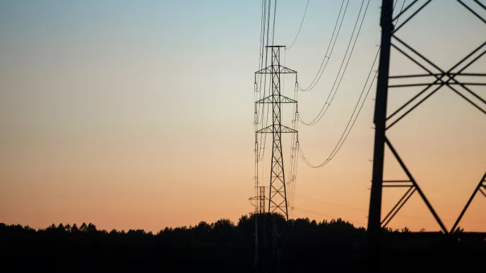 Ilmajohtoverkko auringonlaskussa