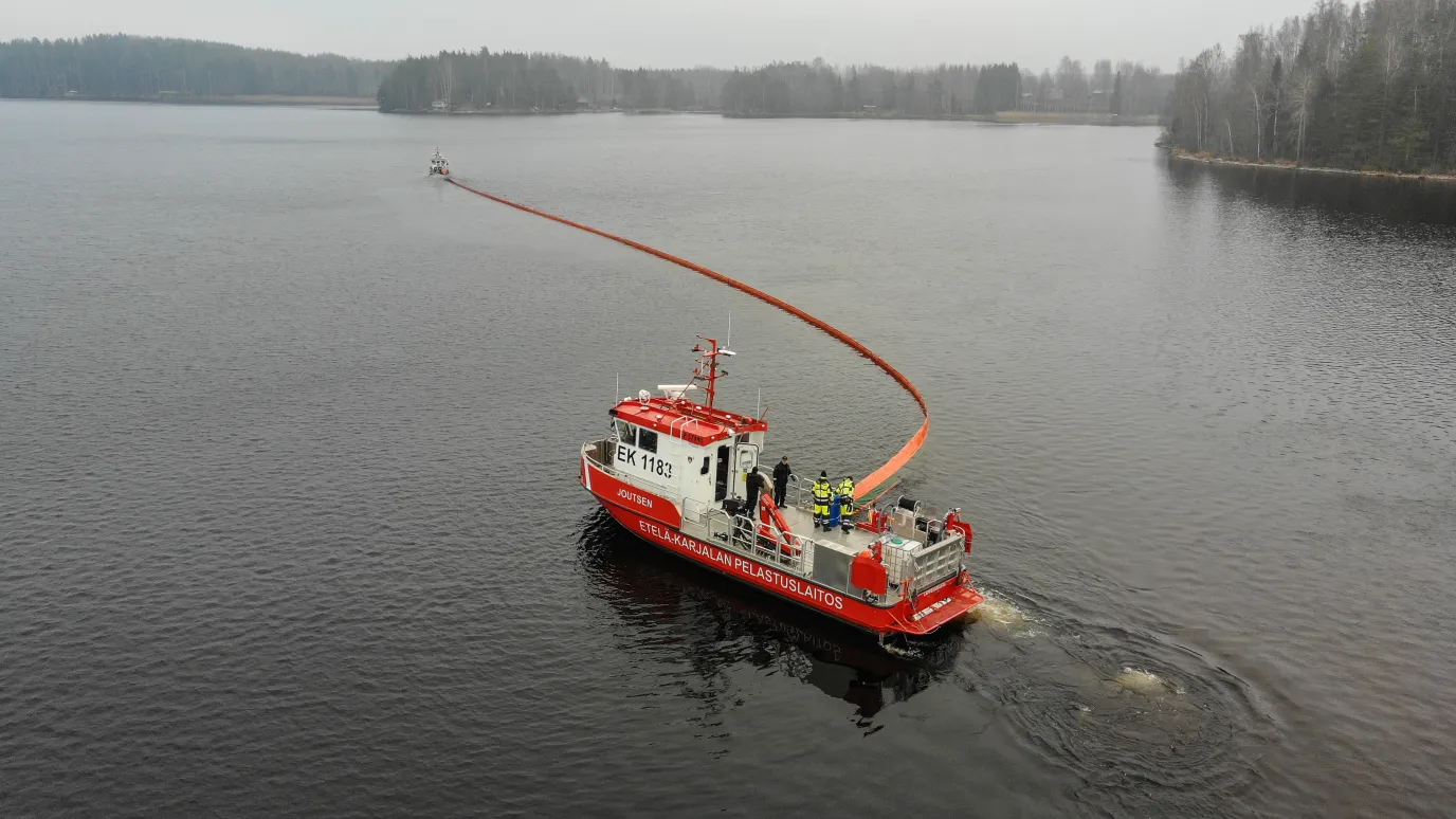 pelastuslaitoksen vene järvellä