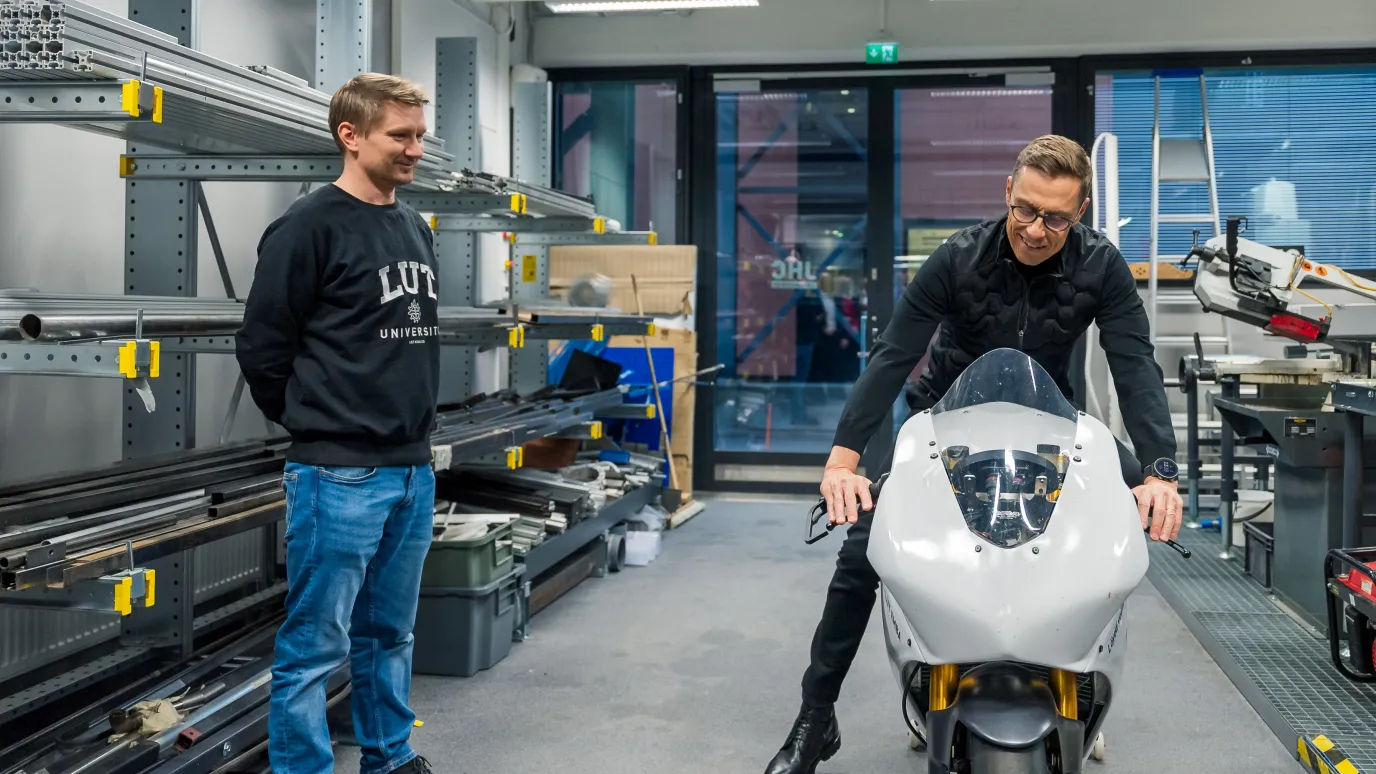 Head of Development Marko Kasurinen, President Alexander Stubb and JHC Ukkonen suberbike.