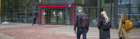 Students walking to entrance