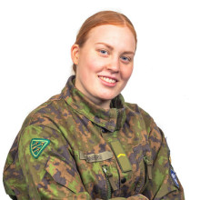 Roosa Grönberg armeijan vaatteissa.