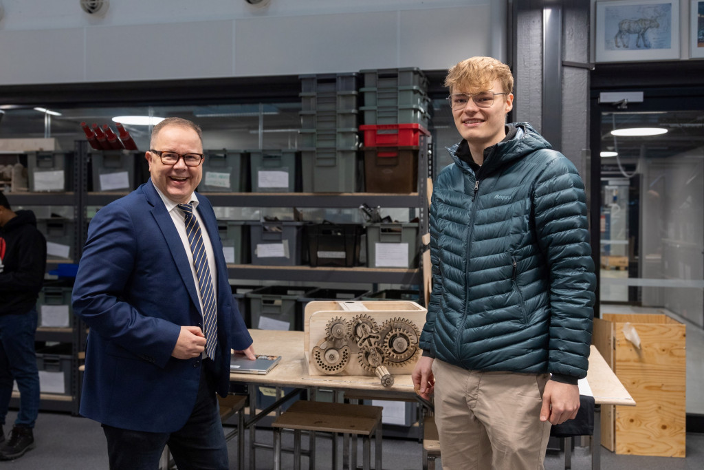 Rector Juha-Matti Saksa and competition winner Philipp Grube.