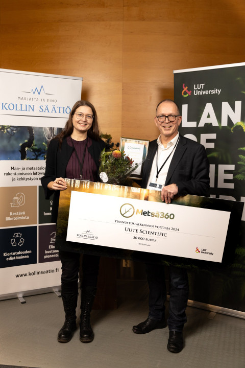 Uute Scientific&#039;s Project Manager Johanna Kalmari (left) and CEO and co-founder Kari Sinivuori received the Metsä360 Award on Monday 18 November on the Lahti campus.