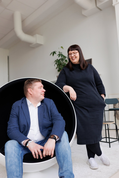Sami Hyrynsalmi on aloittanut kesäkuussa 2025 insinööritieteiden tiedekunnan dekaanina, ja Sonja Hyrynsalmi toimii tutkijatohtorina ohjelmistotuotannon laitoksella